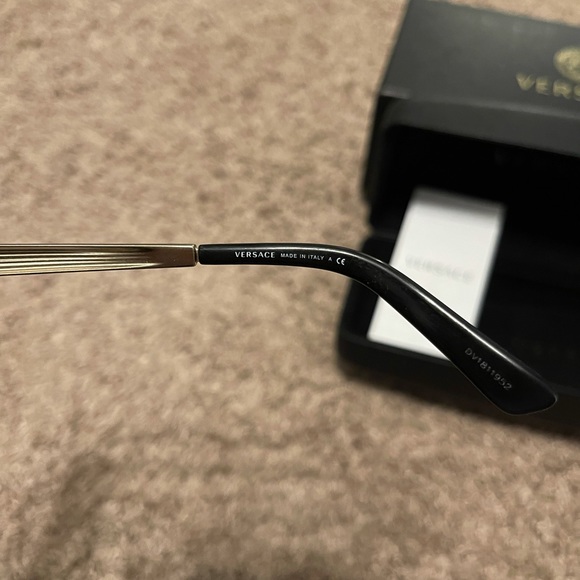 ♥️Like new Versace Sunnies♥️ - Picture 3 of 7